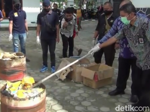 Saat Ribuan Kosmetik Ilegal Dibakar Habis di Kendari