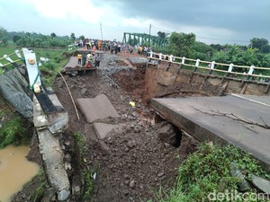 Jabar Hari Ini: Jembatan di Purwakarta Ambruk-600 Warga KBB Isolasi Diri