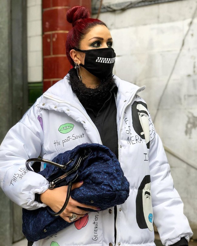 Berpenampilan unik dengan pilihan jaket yang menarik atensi, wanita ini juga melengkapi penampilan dengan masker bermotif gigi bergerigi. Foto: Instagram @stylegrimoires