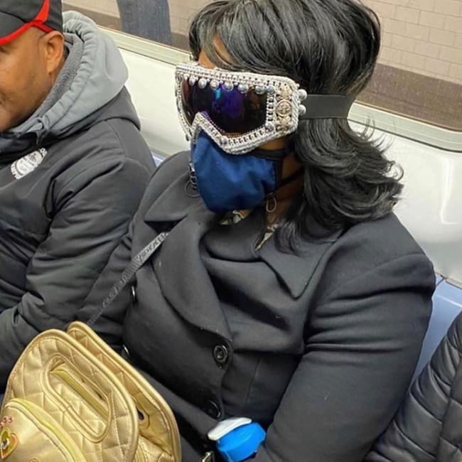 Kamu yang tidak punya masker unik mungkin bisa memilih alat pelindung mata yang sedikit ekstra untuk tampil beda. Seperti wanita di New York ini. Foto: Instagram @it.manis