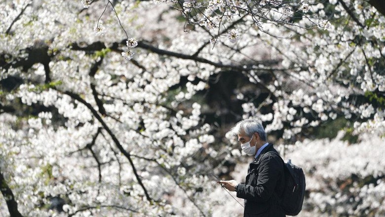 Jepang Tutup Pintu Rapat-rapat untuk Traveler Jepang kian membatasi turis asing setelah kasus virus Corona meningkat. Negeri sakura itu melarang turis dari 33 negara termasuk dari Indonesia.