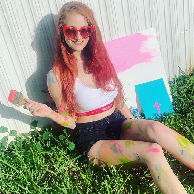 Inilah potret seniman yang jadi kontroversi setelah menjual lukisan abstraknya. Seniman bernama Chelsea Chavis  membuat lukisannya bukan menggunakan kuas, melainkan memanfaatkan payudara dan alat kelaminnya.  Foto: dok. Instagram