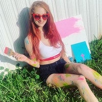 Inilah potret seniman yang jadi kontroversi setelah menjual lukisan abstraknya. Seniman bernama Chelsea Chavis  membuat lukisannya bukan menggunakan kuas, melainkan memanfaatkan payudara dan alat kelaminnya.  Foto: dok. Instagram