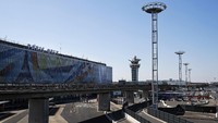 Terminal 4 Bandara Orly Paris kosong melompong. Awal bulan Maret, negara-negara terjangkit virus Corona mulai menutup diri. Imbasnya adalah deru pesawat menjadi hening, karena maskapai secara berantai mengurangi frekuensi penerbangan secara besar-besaran (Foto: AP/Francois Mori)