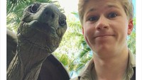 Robert Irwin, putra dari mendiang Steve Irwin lebih memilih mengisolasi dirinya di dalam kebun binatang di Australia bersama kura-kura kesayangannya agar ia tetap bisa merawat mereka. Foto: Istimewa