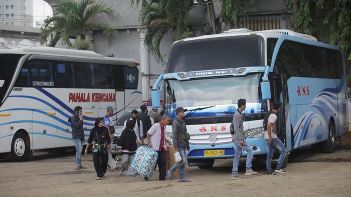 Calon penumpang bersiap menaiki bus AKAP di terminal bayangan Pondok Pinang, Jakarta, Jumat (3/4/2020). Pemerintah mengimbau masyarakat untuk menunda mudik atau pulang kampung pada Lebaran mendatang sebagai salah satu langkah membatasi penyebaran wabah COVID-19. ANTARA FOTO/Reno Esnir/aww.

 *** Local Caption ***