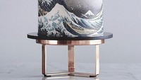 Tak kalah artistik dengan kue lainnya, kue dengan hiasan lukisan deburan ombak tinggi ini nampak cantik. Paduan warna biru tua, putih, dan peach, menambah nilai seninya. Kue ini terinspirasi karya seni The Great Wave off Kanagawa karya seniman Hokusai. Foto: Instagram @tortiannuchka