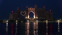 Tiap hotel akan mematikan lampu kamar sementara waktu dan menyalakan lampu fasad kamar. (dok Dubai Tourism)