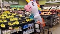 Kostum balon Unicorn jadi andalan untuk belanja di supermarket. Kostum ini untuk melindungi tubuh dari sebaran virus corona. Tapi orang-orang yang melihatnya justru malah mengganggap kostum ini lucu dan menggemaskan. Foto: istimewa