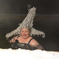 Untuk membekukan rambut ada beberapa langkah. Pertama, celupkan rambut sampai basah di kolam air panas. Kemudian angkat kepala dan tahan sampai rambut membeku di udara yang sangat dingin. Setelah itu, peserta bisa membentuknya.  Foto: dok. Takhini Hot Springs Hair Freezing Contest