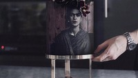 Hampir mirip dengan kue yang diberikan hiasan lukisan wajah Van Gogh. Kue ini berhias sosok pelukis Frida Kahlo. Tingkat atasnya diberikan kue dengan warna emas metalic dan dihias dengan bunga mawar yang telah terlihat mengering. Foto: Instagram @tortiannuchka