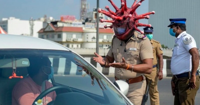 polisi helm corona