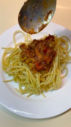 Darius Sinathrya masak spaghetti bolognese