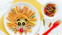 Pasta jenis fusili ini dibentuk dengan karakter singa. Roti tawar digunakan untuk menggambarkan wajah, sementara pasta fusili disebar di bagian atas untuk menggambarkan bulu singa. Foto: istimewa