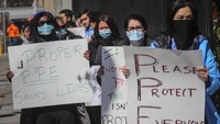 Dalam aksinya, puluhan perawat ini tetap saling menjaga jarak dan memakai masker. Sejauh ini di New York pasien positif Corona mencapai 100 ribu kasus dengan 2.300 orang meninggal dunia.