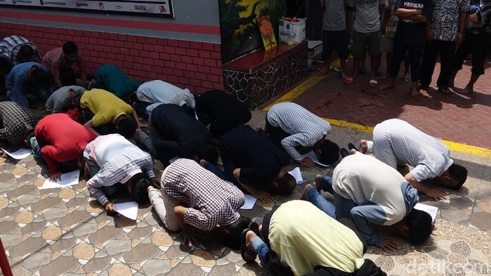 Sebanyak 123 napi Lapas Klas 2B Kota Probolinggo dibebaskan sebelum selesai menjalani masa tahanan. Saking senangnya, 28 napi di antaranya sujud syukur bersama.