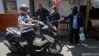 Setiap warga yang masuk ke kampung ini harus disemprot terlebih dahulu dengan cairan disinfektan.