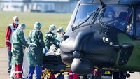 Pasien terpapar Corona yang diterbangkan dari Prancis mendarat di bandara Essen, Jerman (1/4/2020). Pasien tersebut dibawa menggunakan helikopter militer. Jerman hingga saat ini melaporkan 78.115 kasus positif corona dengan total kematian mencapai 944 dan 19.175 orang yang sembuh. Arnulf Stoffel/dpa via AP. 