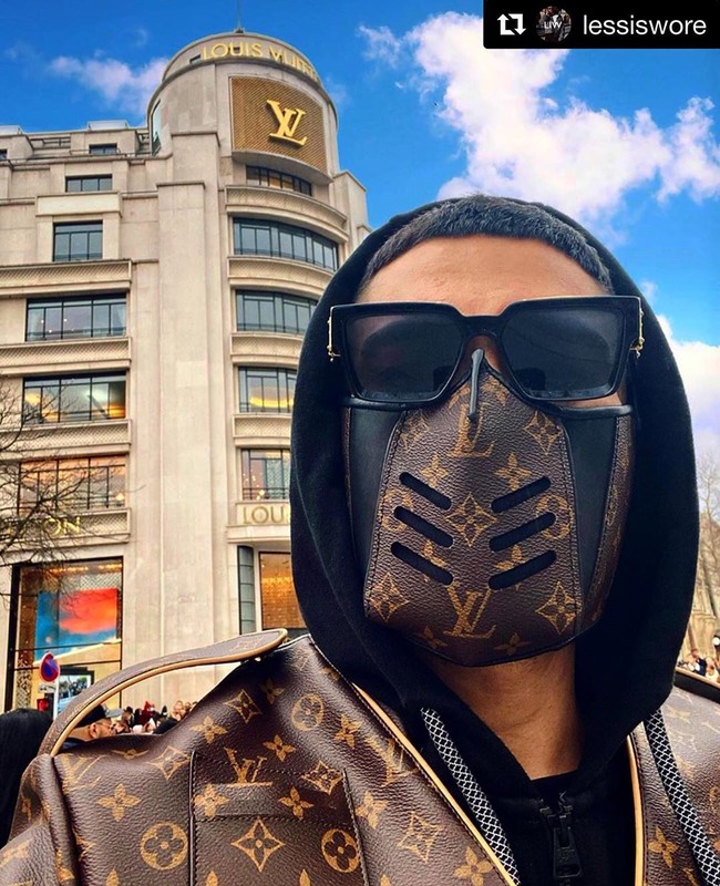 Pria pun tak ingin ketinggalan gaya dari wanita di tengah pandemi Covid-19. Seperti pria berikut memakai masker Louis Vuitton yang matching dengan jaketnya. Foto: Instagram @eae.luiz