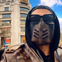 Pria pun tak ingin ketinggalan gaya dari wanita di tengah pandemi Covid-19. Seperti pria berikut memakai masker Louis Vuitton yang matching dengan jaketnya. Foto: Instagram @eae.luiz