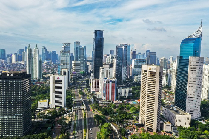 Foto udara suasana gedung bertingkat di kawasan Jalan Jendral Sudirman, Jakarta, Jumat (3/4/2020). Memasuki minggu ketiga imbauan kerja dari rumah atau work from home (WFH), kualitas udara di Jakarta terus membaik seiring dengan minimnya aktivitas di Ibu Kota. Berdasarkan data dari situs pemantauan udara AirVisual.com pada Kamis 3 April pada pukul 12.00 WIB, Jakarta tercatat sebagai kota dengan indeks kualitas udara di angka 55 atau masuk dalam kategori sedang. ANTARA FOTO/Galih Pradipta/pras.