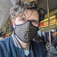 Seorang model di New York memberi inspirasi untuk tetap tampil simpel tapi stylish di tengah pandemi yakni dengan memakai masker kain yang motifnya cantik. Foto: Instagram @supahsasha