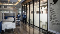 Petugas menyiapkan tempat tidur untuk para pasien virus Corona (Covid-19).