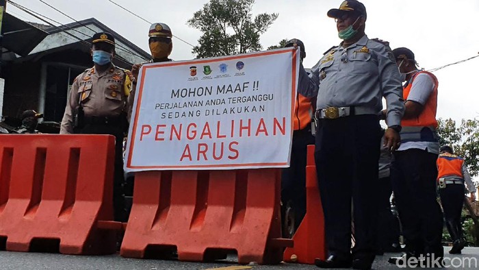 Akses Jalan Menuju Setukpa Polri Sukabumi Dialihkan Petugas gabungan melakukan pengalihan arus menuju Setukpa Polri, Sukabumi. Pengendara pun diimbau untuk menggunakan jalan lain.