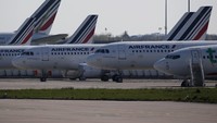 Terhitung 11 Mei, semua penumpang maskapai Air France diwajibkan memakai masker. Lebih lanjut, pihak maskapai akan mengontak semua penumpangnya via email atau pesan singkat berisi imbauan tersebut (AP/Francois Mori)