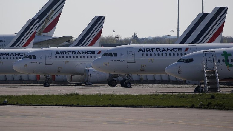 Airplanes are parked on the tarmac at the international airport of Orly, the day of its closure due to a drop in traffic, in Orly, south of Paris, Wednesday, April 1, 2020 as the government announced an extension of the initial 15-day home confinement period that came into force on March 17 in a bid to brake the spread of the Covid-19. The new coronavirus causes mild or moderate symptoms for most people, but for some, especially older adults and people with existing health problems, it can cause more severe illness or death. (AP Photo/Francois Mori)