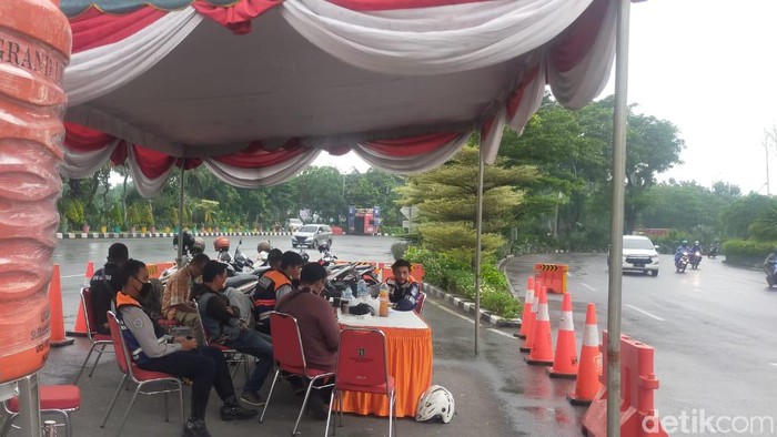 Pemkot Surabaya mulai menerapkan Pembatasan Sosial Berskala Besar (PSBB) untuk menekan penyebaran corona. Namun penerapannya belum serentak di 19 titik.