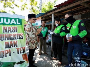 Gandeng Warung Rakyat, Bupati Anas Bagi Kupon Makan Warga Terdampak Corona