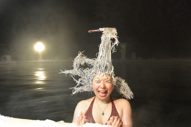 Sementara wanita ini dinobatkan sebagai Best Female. Ia menaruh sisir di atas rambutnya yang sudah beku dan tegak.  Foto: dok. Takhini Hot Springs Hair Freezing Contest