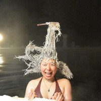 Sementara wanita ini dinobatkan sebagai Best Female. Ia menaruh sisir di atas rambutnya yang sudah beku dan tegak.  Foto: dok. Takhini Hot Springs Hair Freezing Contest