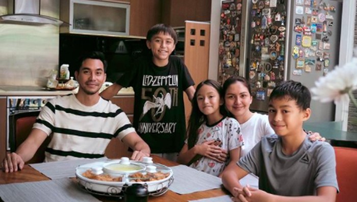 Darius Sinathrya masak spaghetti bolognese