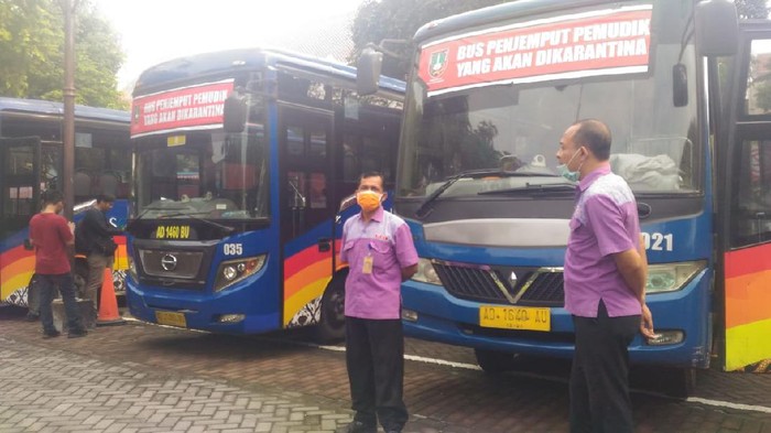 bus yang akan antar pemudik di Solo ke lokasi karantina, Jumat (3/4/2020).