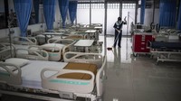 Petugas kebersihan membersihkan lantai di salah satu ruangan yang dijadikan rumah sakit darurat di Gedung Lippo Plaza Mampang, Jakarta.