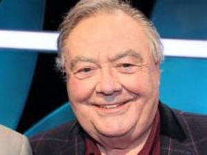 Terinfeksi Corona, Komedian Inggris Eddie Large Tutup Usia