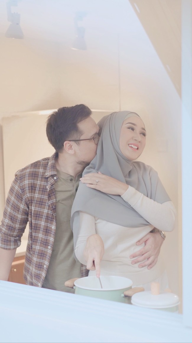 Menyampaikan kabar bahagia mengenai kehamilannya, Dian melakukan foto maternity bersama sang suami. Dalam foto kehamilannya, Dian tampak mengenakan hijab instan warna abu-abu muda dan inner hijab warna senada. Hijab instan abu-abu yang tanpa pentul itu ia bentuk dengan menutupi bagian dada.  Foto: Instagram Story @dianpelangi