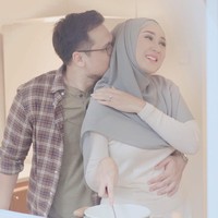 Menyampaikan kabar bahagia mengenai kehamilannya, Dian melakukan foto maternity bersama sang suami. Dalam foto kehamilannya, Dian tampak mengenakan hijab instan warna abu-abu muda dan inner hijab warna senada. Hijab instan abu-abu yang tanpa pentul itu ia bentuk dengan menutupi bagian dada.  Foto: Instagram Story @dianpelangi