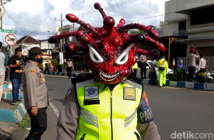 Berbagai cara dilakukan untuk mengimbau warga akan bahaya virus Corona. Salah satunya dengan membuat atraksi helm seram yang digunakan polisi.