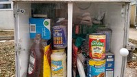 Ada kotak makanan gratis yang dibagikan oleh wanita ini untuk orang-orang yang membutuhkan. Foto: Istimewa