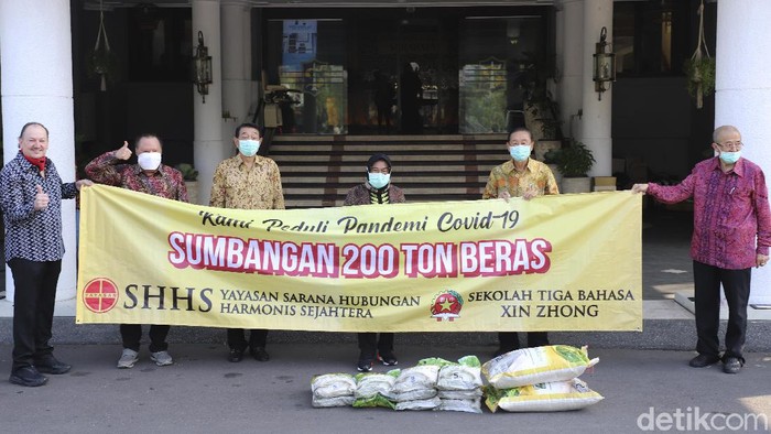 Pemkot Surabaya mendapat bantuan 200 ton beras untuk menangani dampak dari wabah corona. Bantuan itu diberikan langsung pada Wali Kota Surabaya Tri Rismaharini.