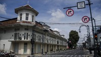 Selain Jalan Merdeka, sejumlah ruas seperti Jalan Asia Afrika, Jalan Ir H Juanda (Dago), dan Jalan Diponegoro juga ditutup sementara.