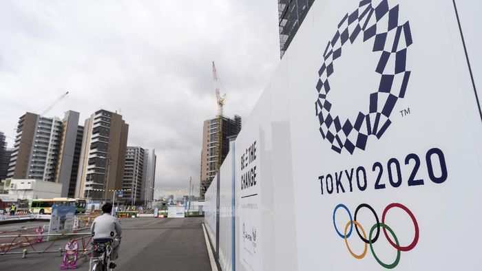 olimpiade 2020 olimpiade jepang 2020 TOKYO, JAPAN - JULY 24: A worker rides a bicycle through the Olympic and Paralympic Village under construction on July 24, 2019 in Tokyo, Japan. (Photo by Tomohiro Ohsumi/Getty Images)