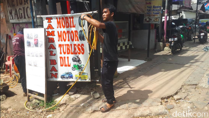 Tukang tambal ban pinggir jalan