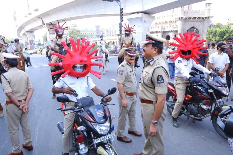 polisi helm corona