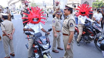 Polisi di pusat kota Hyderabad membagikan helm berwujud virus corona kepada polisi lalu lintas dalam upaya meningkatkan kesadaran agar warga tidak ke mana-mana. Foto: Twitter @hydcitypolice
