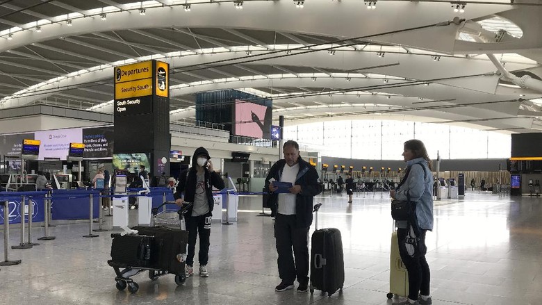 Passengers self distance as they wait at Heathrow Airport Terminal 5, in London, Tuesday, March 24, 2020. Britains Prime Minister Boris Johnson on Monday imposed its most draconian peacetime restrictions due to the spread of the coronavirus on businesses and social gatherings. For most people, the new coronavirus causes only mild or moderate symptoms. For some it can cause more severe illness.(AP Photo/Kirsty Wigglesworth)
