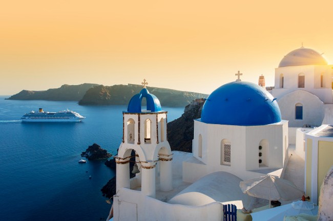 Yunani memiliki banyak tempat dengan pemandangan indah. Setiap pulau yang didatangi saat ke negara ini menawarkan pantai dengan air sangat jernih, udara hangat dan tentu saja makanan a la Mediterania yang lezat dan sehat. Foto: Getty Images
